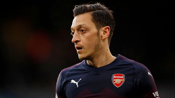 Londra'da Mesut Özil'e bıçaklı saldırıyı Arsenalli takım arkadaşı Sead Kolasinac engelledi Londra'da Mesut Özil'e bıçaklı saldırıyı Arsenalli takım arkadaşı Sead Kolasinac engelledi