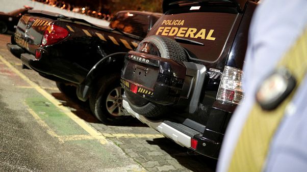 Ladrões disfarçados de polícias roubam 720 quilos de ouro Ladrões disfarçados de polícias roubam 720 quilos de ouro