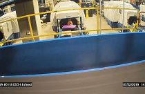 شاهد: مغامرة شاقة لطفل بين الحقائب في مطار أمريكي