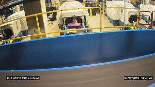 شاهد: مغامرة شاقة لطفل بين الحقائب في مطار أمريكي