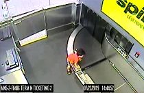 Video | Havalimanında bagaj taşıma bandına giren çocuk yaralı kurtarıldı