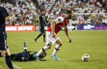 «سوپرمن» آرسنال اوزیل را از حمله سه مهاجم چاقو به‌دست نجات داد