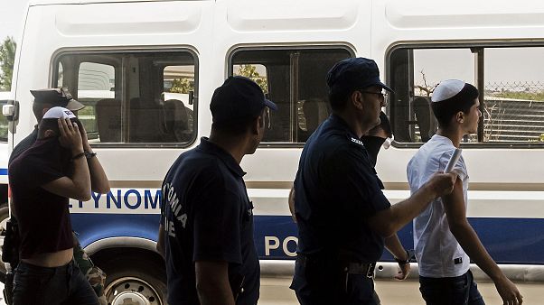 عدد من الإسرائيليين المشتبه بهم في اغتصاب شابة بريطانية في قبرص بعد خروجهم من قاعة المحكمة. تموز 2019 عدد من الإسرائيليين المشتبه بهم في اغتصاب شابة بريطانية في قبرص بعد خروجهم من قاعة المحكمة. تموز 2019