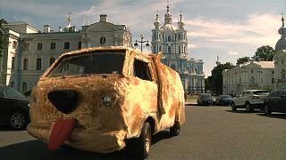 سيارة الفيلم الأمريكي الشهير "غبي وأغبى" تجوب شوارع سان بطرسبرغ في روسيا