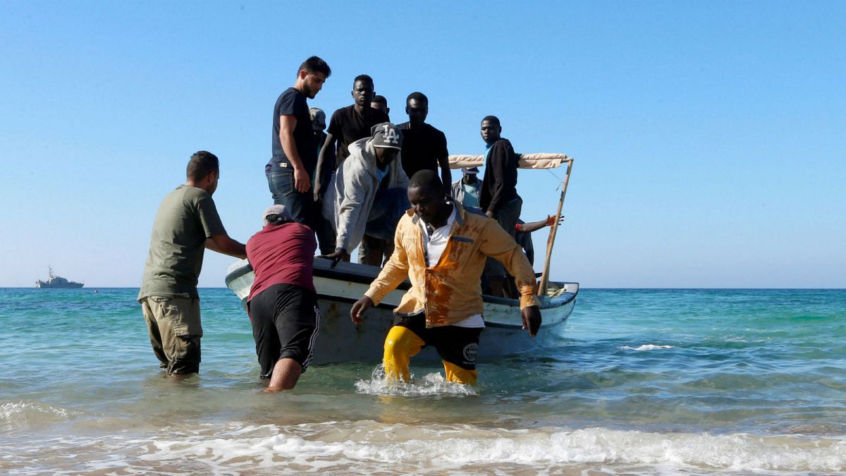 140 migrantes retidos em navio da Marinha italiana