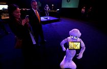 زوار يلتقطون صورا لروبوت خلال معرض "نيوم" بالمدينة الصناعية بالعاصمة السعودية الرياض. تشرين الأول 2017