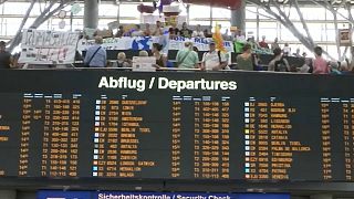 Schlechtes Gewissen für Fluggäste: Fridays for Future am Flughafen