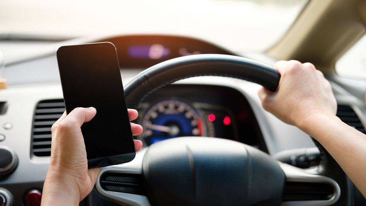 استفاده از تلفن همراه حین رانندگی در فرانسه؛ آمارها و قوانین چه می‌گویند؟