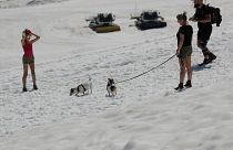 Pólóban hógolyóznak a Dachstein gleccserre kirándulók