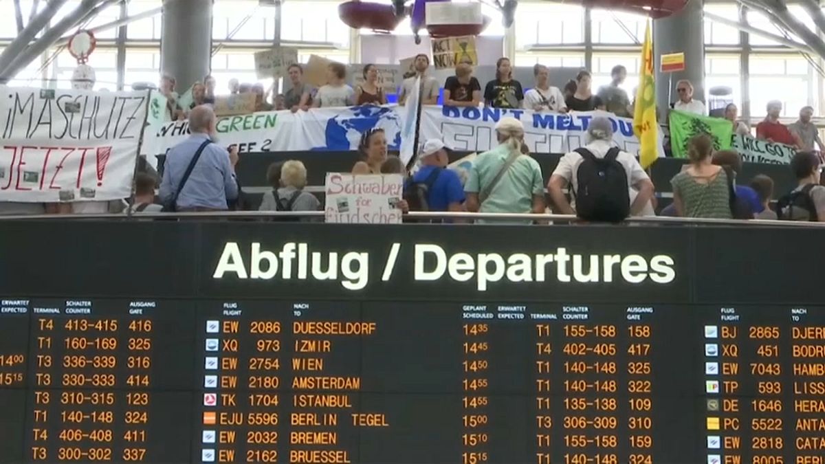 Протесты в аэропортах: природа и политика