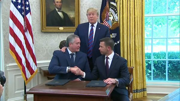 Migranti: Guatemala firma accordo con Usa Migranti: Guatemala firma accordo con Usa