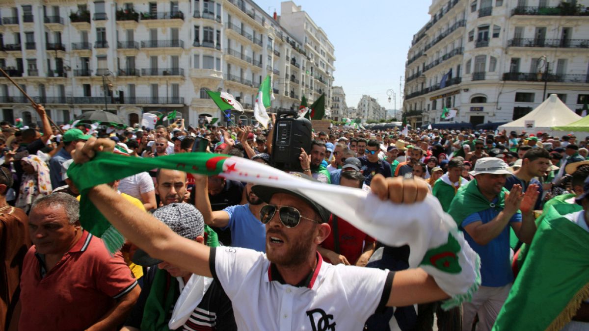 شاهد: مسيرة احتجاجية في الجزائر للمطالبة بتنحي الفريق أحمد قايد صالح