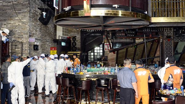 Güney Kore'de gece kulübünün balkon katı çöktü: 2 ölü 17 yaralı Güney Kore'de gece kulübünün balkon katı çöktü: 2 ölü 17 yaralı