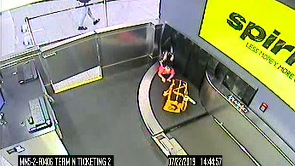 Atlanta: Zweijähriger klettert auf Flughafen-Gepäckband und verschwindet Atlanta: Zweijähriger klettert auf Flughafen-Gepäckband und verschwindet