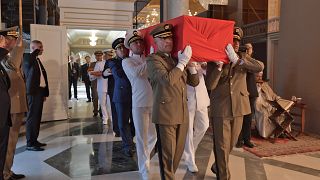 Offiziere tragen Essebsis Sarg im Präsidentenpalast