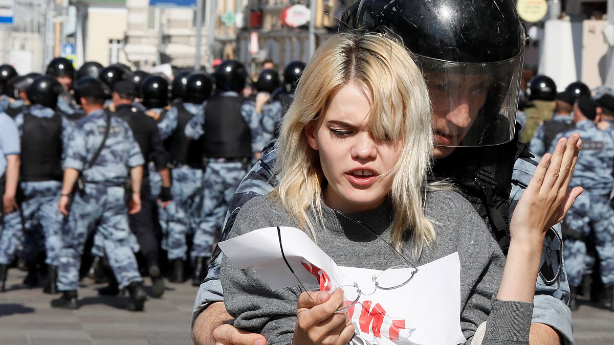 Moskova'da seçim protestosuna polis müdahalesi: En az bin kişi gözaltına alındı