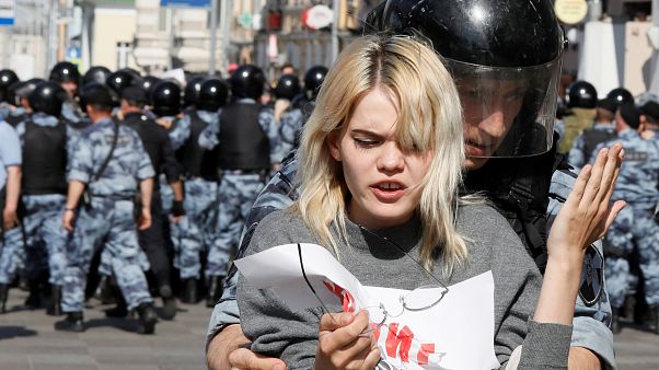 Moskova'da seçim protestosuna polis müdahalesi: En az bin kişi gözaltına alındı Moskova'da seçim protestosuna polis müdahalesi: En az bin kişi gözaltına alındı
