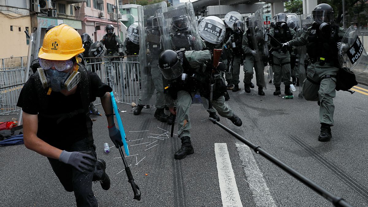 Hong Kong'da protestolar sürüyor: Polis eylemcilere biber gazı ve plastik mermiyle müdahale etti