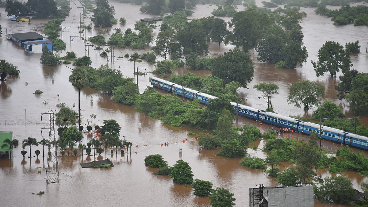 القطار العالق لأكثر من 9 ساعات بسبب الفيضانات في الهند