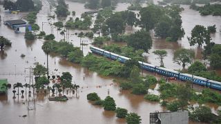 القطار العالق لأكثر من 9 ساعات بسبب الفيضانات في الهند