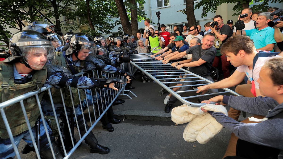 Moskova'da seçim protestosuna katılan yüzlerce muhalife gözaltı