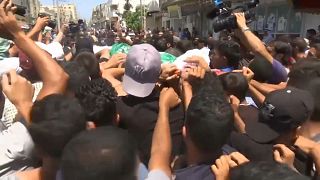 الفلسطينيون يشيعون شاباً قتلته القوات الإسرائيلية خلال احتجاج على حدود غزة