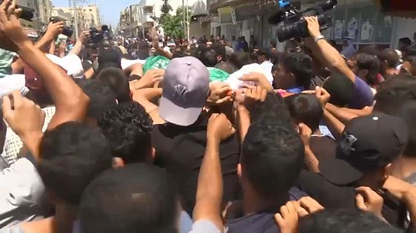 الفلسطينيون يشيعون شاباً قتلته القوات الإسرائيلية خلال احتجاج على حدود غزة الفلسطينيون يشيعون شاباً قتلته القوات الإسرائيلية خلال احتجاج على حدود غزة