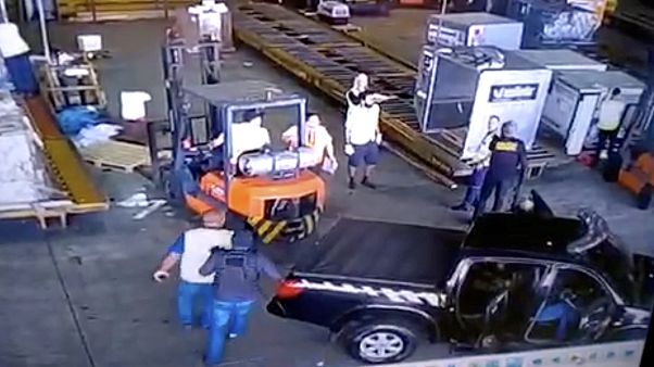 Brezilya'da 30 milyon dolarlık soygun: 750 kilo altın çalındı Brezilya'da 30 milyon dolarlık soygun: 750 kilo altın çalındı
