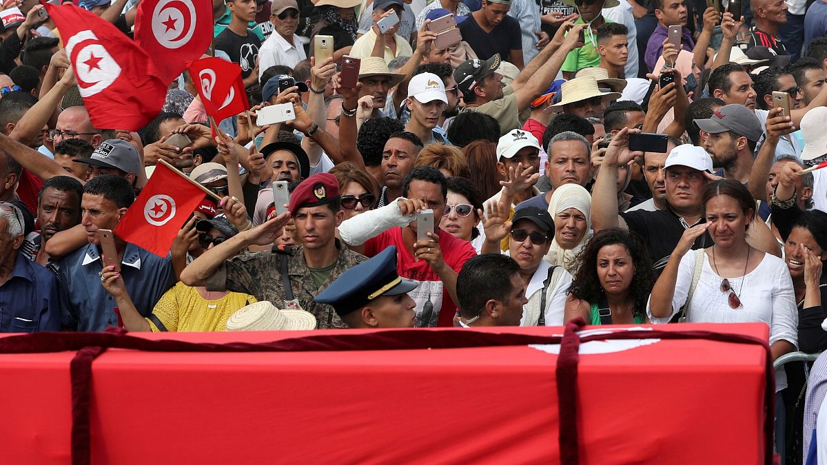 تونسيون أمام جثمان رئيسهم الراحل