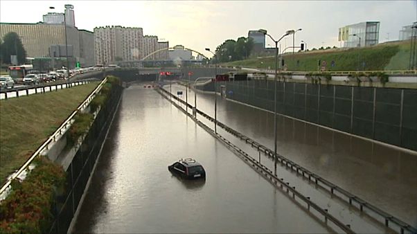 Um carro ficou preso nas repentinas inundações que afetaram o sul da Polónia Um carro ficou preso nas repentinas inundações que afetaram o sul da Polónia