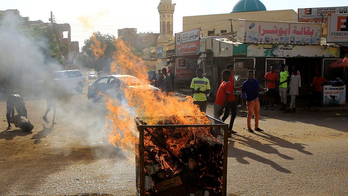 محتجون على تقرير اللجنة يضرمون النار في العاصمة السودانية