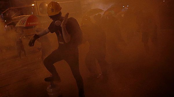 Caos nelle strade di Hong Kong. Proseguono le proteste e gli scontri Caos nelle strade di Hong Kong. Proseguono le proteste e gli scontri