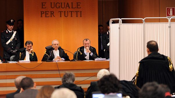 Collaboratori e testimoni di giustizia: un sistema con molte falle (soprattutto per i familiari) Collaboratori e testimoni di giustizia: un sistema con molte falle (soprattutto per i familiari)