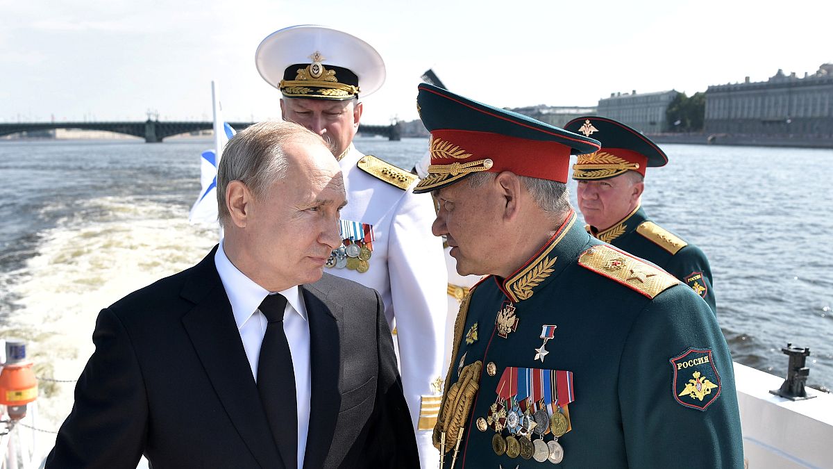 بوتين ووزير دفاعه أثناء احتفالات يوم البحرية في سانت بطرسبرغ
