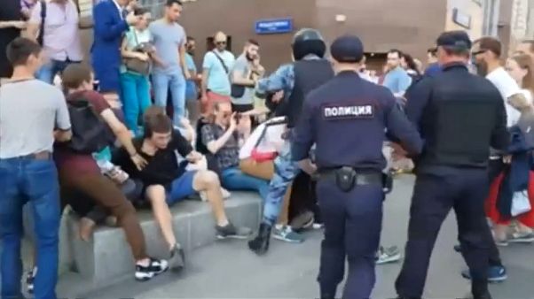 Σφοδρές αντιδράσεις από την αντιπολίτευση για τις συλλήψεις στη Μόσχα Σφοδρές αντιδράσεις από την αντιπολίτευση για τις συλλήψεις στη Μόσχα