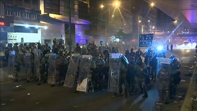 Erőszakkal verték szét a hongkongi rendőrök a kormányellenes tüntetést