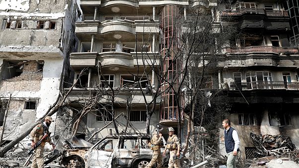 عناصر من الأمن الأفغاني يتفقدون موقع الهجوم في كابول يوم أمس الأحد عناصر من الأمن الأفغاني يتفقدون موقع الهجوم في كابول يوم أمس الأحد