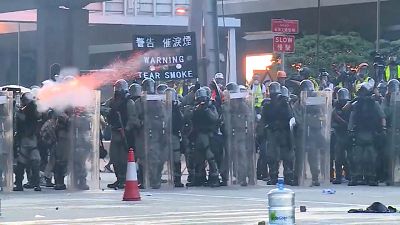Violentos choques entre manifestantes y policías en Hong Kong
