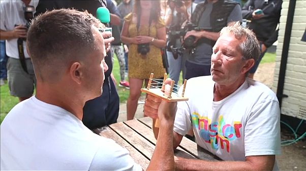 Watch: Contestants battle it out at the World Thumb War Championships Watch: Contestants battle it out at the World Thumb War Championships