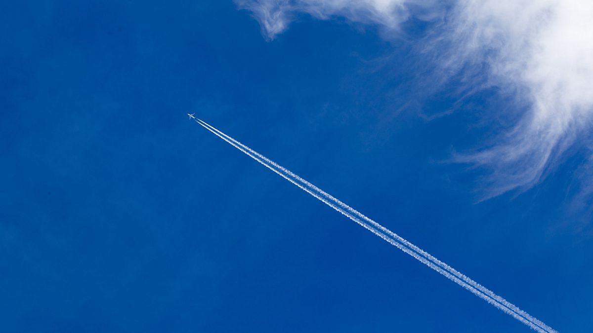Araştırma: Uçakların havada bıraktığı beyaz çizgiler sanıldığından daha zararlı