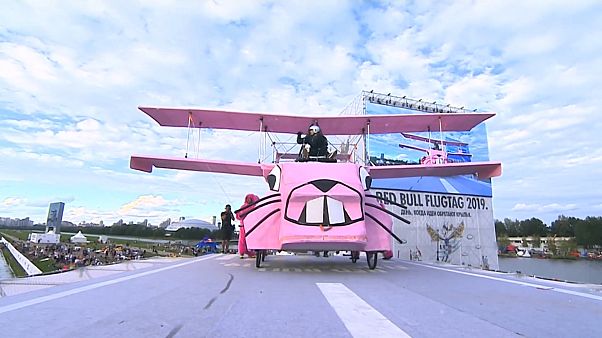 Des véhicules colorés voltigent dans le ciel de Moscou Des véhicules colorés voltigent dans le ciel de Moscou
