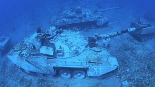 آليات عسكرية تحت الماء في البحر الأحمر