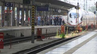 رجل من أصل إفريقي يدفع طفلا أمام قطار في ألمانيا فيقتله