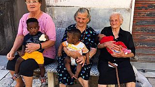 Nagymamák segítenek be az olaszországi menekülteknek