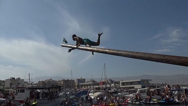 Glitschiger Balanceakt: Traditioneller Wettbewerb in Spanien Glitschiger Balanceakt: Traditioneller Wettbewerb in Spanien