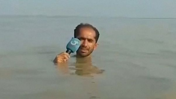 Pakistanlı gazetecinin boğazına kadar sel suyuna girdiği video sosyal medyada gündem oldu Pakistanlı gazetecinin boğazına kadar sel suyuna girdiği video sosyal medyada gündem oldu