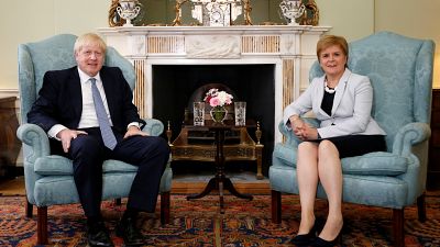 La líder de Escocia, Nicola Sturgeon, califica de "peligrosos" los planes de Johnson sobre el Brexit