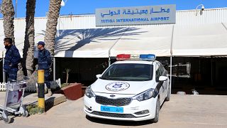 سيارة شرطة تقف أمام مطار معيتيقة في ليبيا