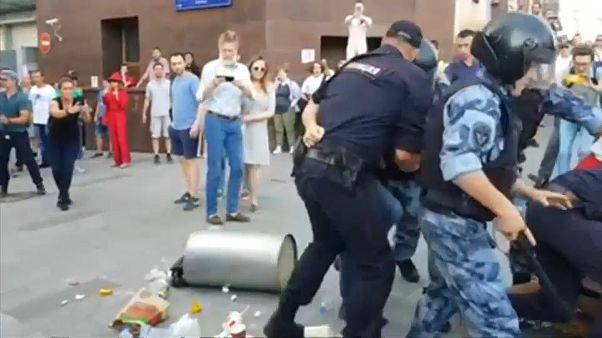 Бросившему мусорный бак грозит пять лет Бросившему мусорный бак грозит пять лет