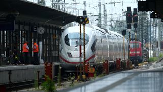 Almanya'da bir kişi anne ile çocuğu yaklaşan trenin önüne itti, çocuk yaşamını yitirdi 